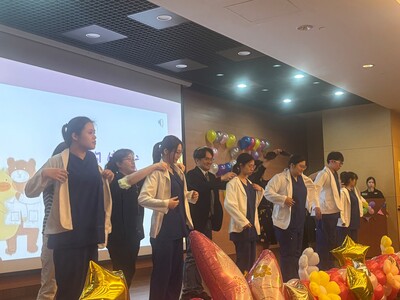 11~紀妙青主任率領系上老師為同學加袍圖片