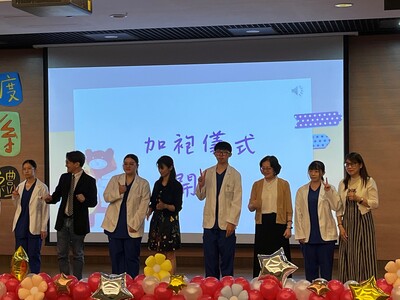 14~加袍生與系上加袍老師合影圖片