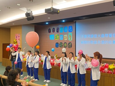 21~加袍生一起合唱「稻香」獻給老師，感謝老師圖片