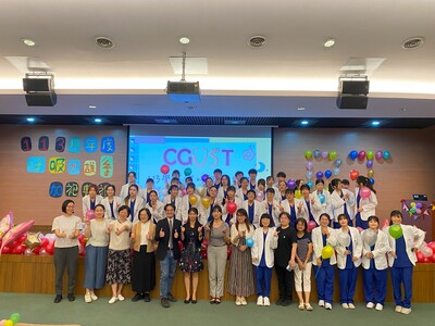 25~加袍生與老師合影圖片