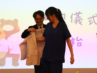 12~李江文主任為同學加袍圖片