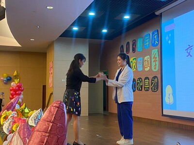 17~紀妙青主任將傳承物交給加袍生代表圖片