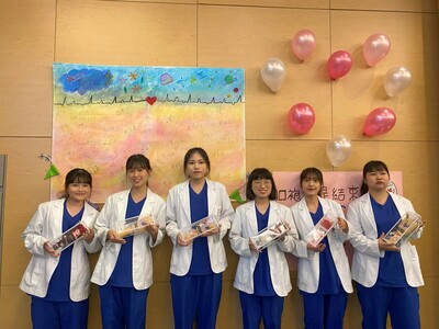 15~加袍生代表送花給老師，感謝老師平日教誨圖片