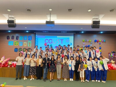 26~加袍生與老師合影圖片
