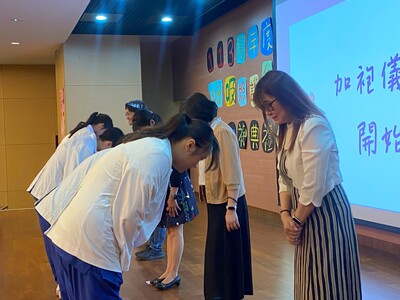 13~加袍生感謝系上老師為每位同學加袍圖片