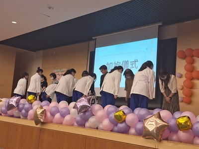13~學生謝謝師長的加袍圖片
