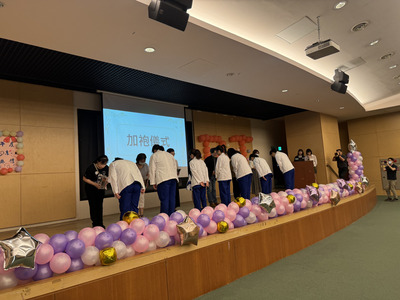 16~學生代表獻花給老師圖片