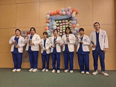 15~學生代表獻花給老師圖片