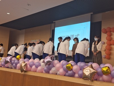 14~學生謝謝師長的加袍圖片