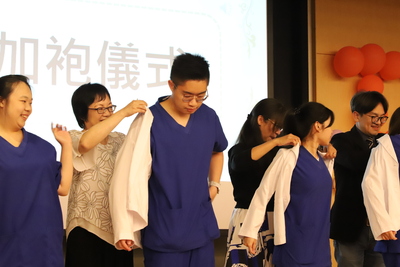 12~師長為學生加袍圖片