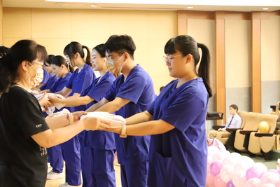 8~加袍生遞袍給老師圖片