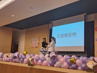 17~宣誓代表同學交接傳承物圖片