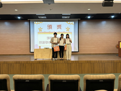11~紀妙青主任頒發感謝狀給兩位校友圖片