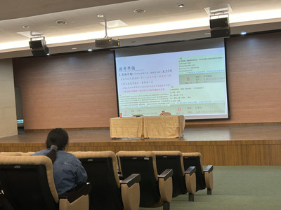 7~何佳琳校友做簡報圖片
