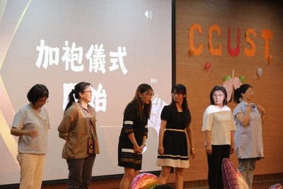 8~呼照系老師準備為學生加袍圖片