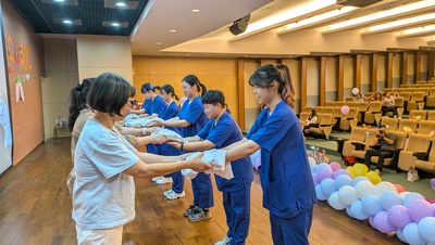10~加袍生遞袍給老師圖片