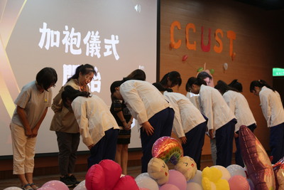 13~加袍生感謝系上老師為每位同學加袍圖片
