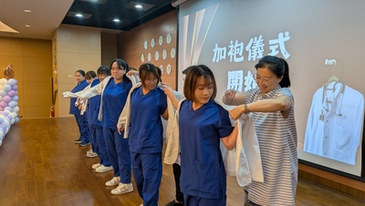 11~紀妙青主任率領系上老師為同學加袍圖片
