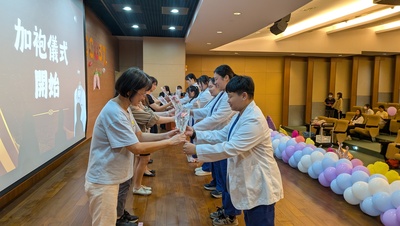 16~加袍生代表送花給老師，感謝老師平日教誨圖片