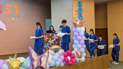 9~加袍生依序上台接受老師加袍圖片