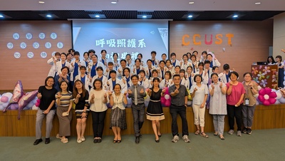 25~加袍生與老師合影圖片