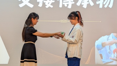 17~紀妙青主任將傳承物交給加袍生代表圖片