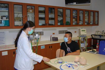 1~學生進行小兒NACAL-CPAP的管路組裝考試